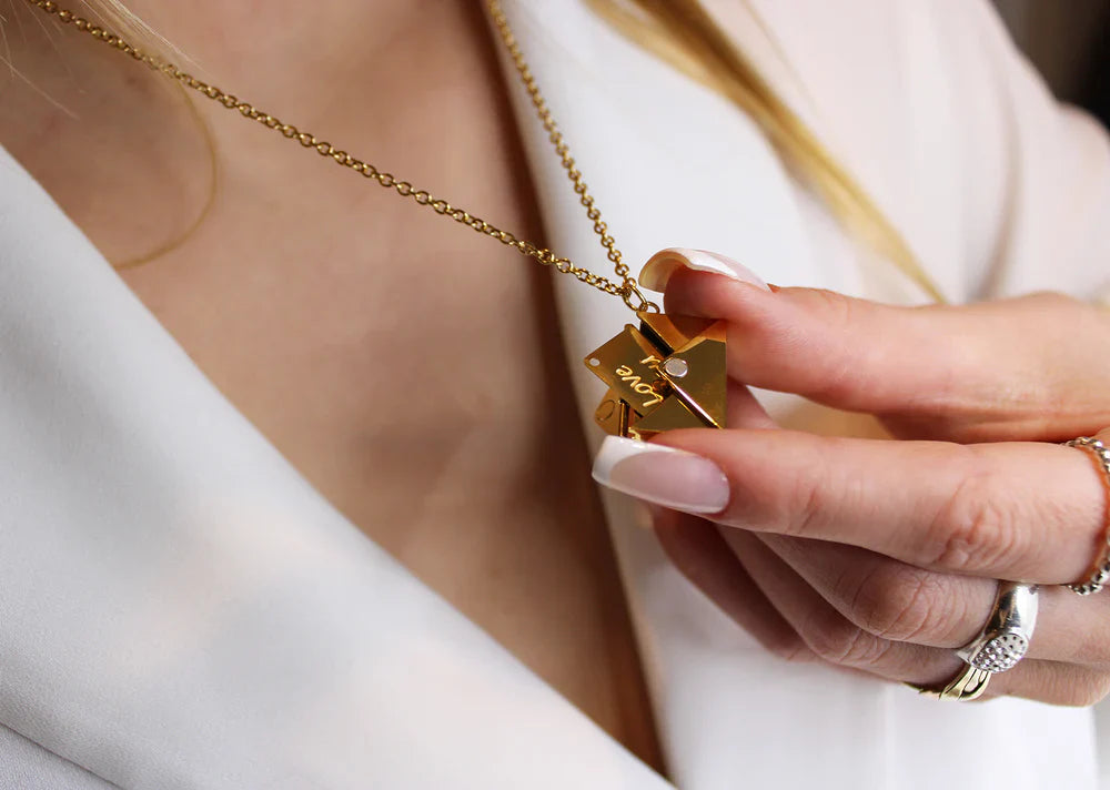 Collier Enveloppe à Message Secret – Un “Je t’aime” à porter sur soi