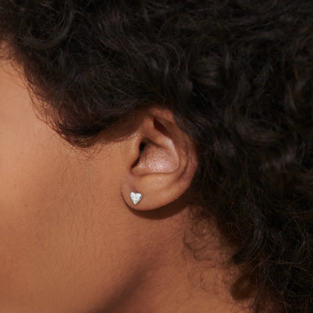 Boucles d’Oreilles Cœur en Argent — Détail qui fait la différence